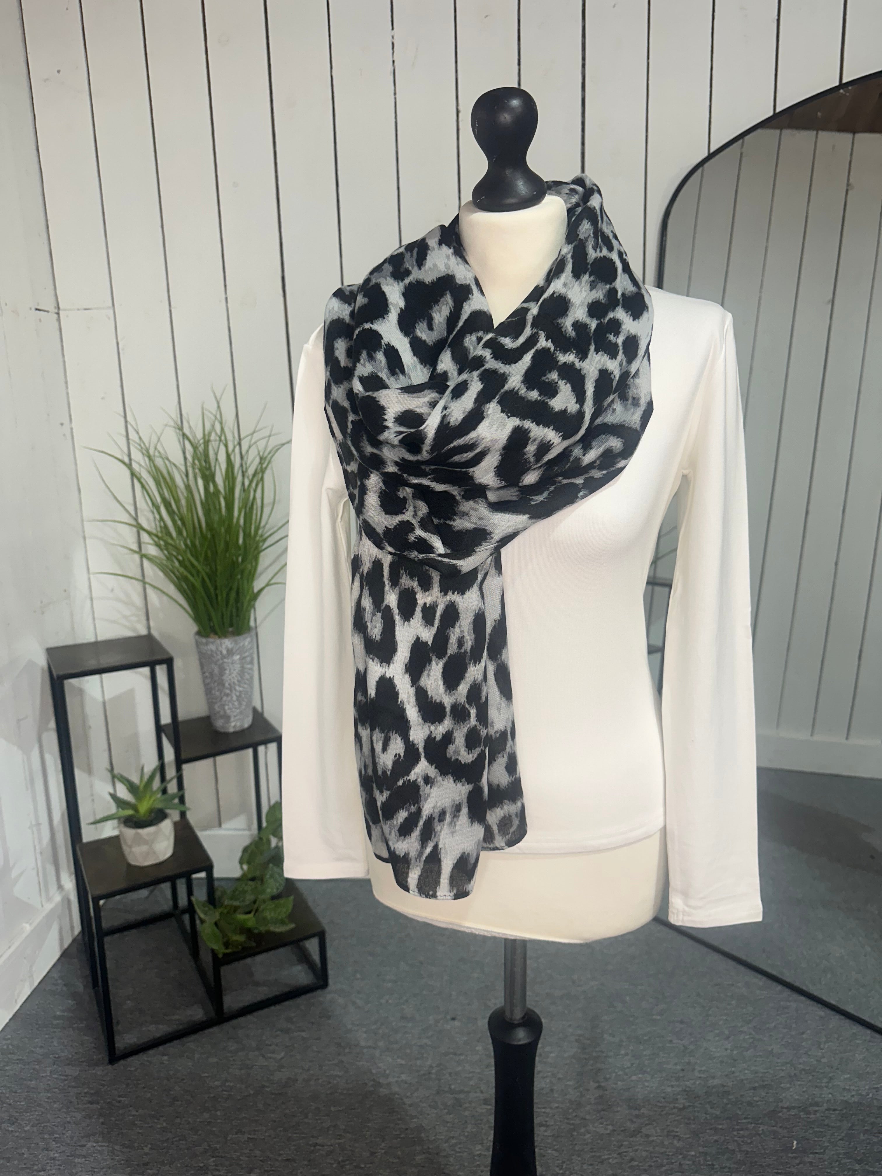 Sat saver 2/11 Leopard Scarf