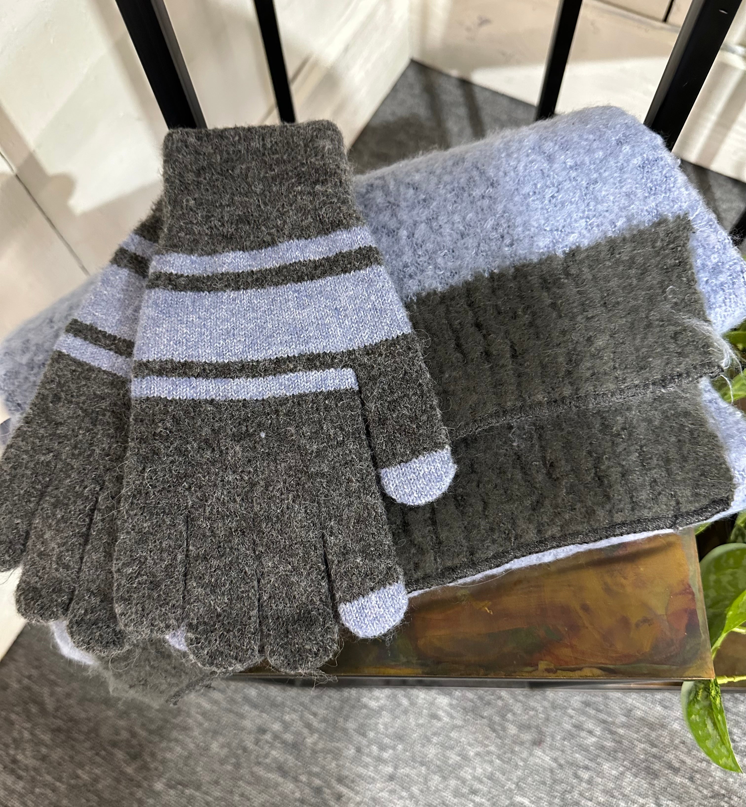 Mens Glove and Scarf Set